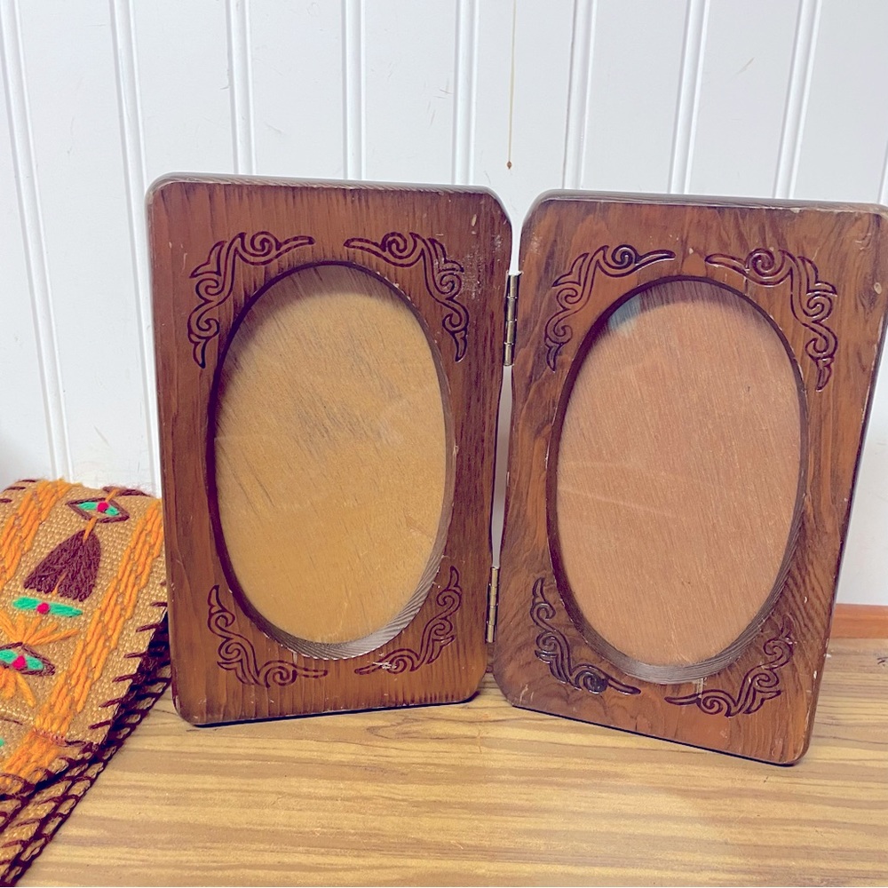 Vintage 5x7 Wood Accents Oval Folding Double Photo Frame
